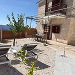 빌라 St Visianos Stone House *